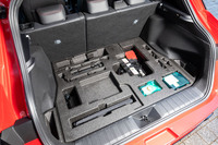 荷室の床下には補器用バッテリーが積まれている。「GRヤリス」とは異なり、ラジエーターのウオータースプレーの搭載は想定されていないようだ。