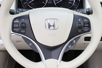 「レジェンド」のステアリングホイールには、運転支援システムやステアリングヒーター、オーディオのスイッチが並ぶ。