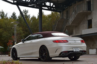 ソフトトップの色は、テスト車のダークレッドのほか、ブラックとダークブルーから選べる。