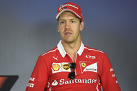 アゼルバイジャンGPでライバルのハミルトンに体当たりしたベッテル(写真)。彼の30回目の誕生日でもあった7月3日、国際自動車連盟(FIA)は追加的なペナルティーを見送る決断を下したが、レース中に科された10秒のストップ&ゴーペナルティーでは軽すぎるのでは、という意見も聞かれた。なおF1には一般の運転免許証のような「ポイントによるペナルティー制度」もある。前戦の一件でポイントを3点追加されていたベッテルは、仮にオーストリアGPで3点上積みするような事態になると、規定の年間12点に達し、1レースの出場停止となってしまう可能性があったが、ことなきを得た。(Photo=Ferrari)