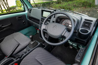 機能を重視したインストゥルメントパネルの設計は通常の「キャリイ」と共通。タイヤハウスがシート下に位置していることもあり、足元スペースには十分な空間が確保されている。