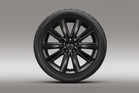 「25T Sパッケージ」に装着されるブラックメタリック塗装の19インチアルミホイールと225/45R19サイズのタイヤ。