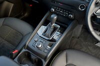 トランスミッションは6段AT。ステアリングホイールには変速用のシフトパドルが備わる。