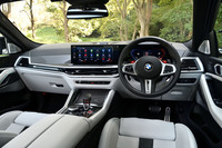 今回のマイナーチェンジで、12.3インチのメーターパネルと14.9インチのコントロールディスプレイを一体化させた「カーブドディスプレイ」を新たに採用。iDriveコントローラーまわりのデザインもシンプルなものに変更されている。