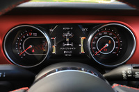 メーターは2眼式で、中央部にインフォメーションディスプレイを搭載。表示はきちんと日本語に対応している。