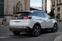 プジョーがコンパクトSUV「3008」の改良モデルを発売 プラグインハイブリッド車を新設定の画像