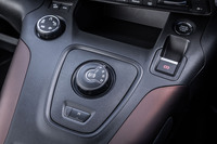 トランスミッションはアイシン製の8段ATで、センターコンソールのダイヤル式シフトセレクターでドライブレンジを選択する。シフトパネル左上には路面状況に合わせて5つの走行モードを切り替えることができる「アドバンスドグリップコントロール」のダイヤルが設置される。