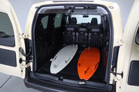 荷室の容量は500~3050リッター。2列目と3列目のアレンジ次第で広々とした積載スペースがつくり出せる(写真はバックドアを180度開いた状態)。