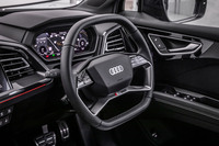 上下がフラットになる特徴的なデザインのステアリングホイールが目を引く「Q4 e-tron」の運転席まわり。メーターパネルには10.25インチサイズの「アウディバーチャルコックピット」が採用されている。