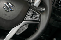 スズキの軽自動車としては初めてとなる、アダプティブクルーズコントロールのスイッチ類。全車速対応型だが、停車時のブレーキホールド機能は備わらない。