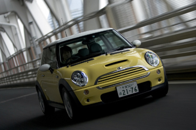 【スペック】全長×全幅×全高=3655×1690×1455mm/ホイールベース=2465mm/車重=1180kg/駆動方式=FF/1.6リッター直4SOHC 16バルブ・スーパーチャージャー・インタークーラー付き(170ps/6000rpm、22.4kgm/4000rpm)/価格=295万500円(テスト車=353万5350円/17アロイホイール205/45R17=16万8000円/自動防眩機能付ルーム・ミラー=1万8900円/インテリア・サーフェス ウッド調=1万500円/コクピット・クロノ・パッケージ=2万6250円/ナビゲーションシステム=28万3500円/CDチェンジャー=4万6200円/ホワイトインジケータライト=8400円/ETC=2万3100円)