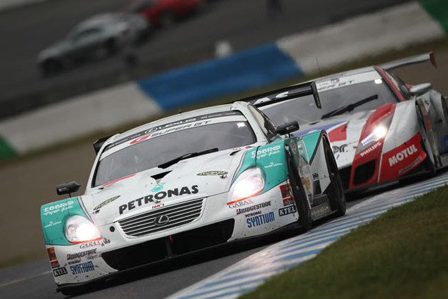 激しいトップ争いを繰り広げたNo.1 PETRONAS TOM'S SC430 (脇阪 寿一/アンドレ・ロッテラー組)とNo.18 ウイダー HSV-010 (小暮卓史/ロイック・デュバル組)。レースはNo.1が制し、ファイナルラウンドを締めくくった。