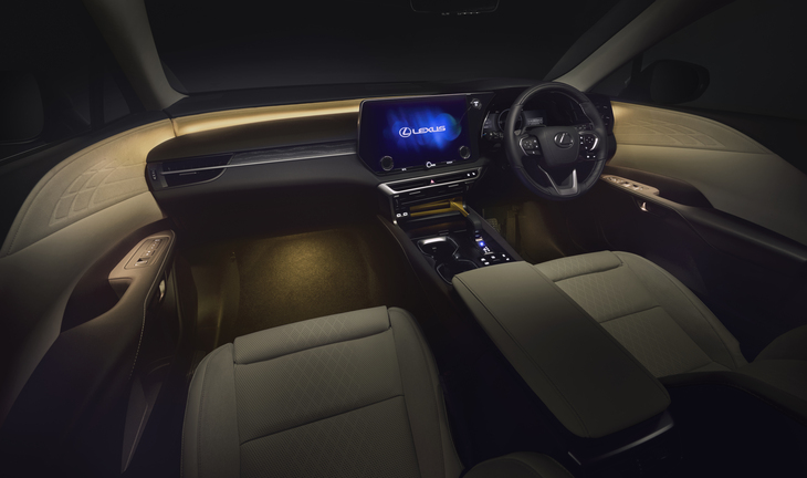 フロントコンソールの前部にもイルミネーションが追加されている。