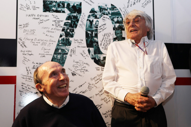F1を代表する2大巨頭。2012年スペインGPにてフランク・ウィリアムズ(写真左)の70歳のバースデーを祝うのは、当時F1を牛耳っていたバーニー・エクレストンCEO(同右)である。かつてブラバムチームのオーナーだったエクレストンと、フランクは旧知の仲。今回のウィリアムズの株式売却に関しても、エクレストンが支援者探しに暗躍しているとの話もある。(写真:XPB Images / Williams Racing)