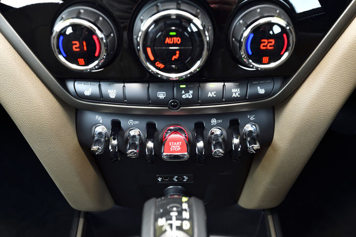 センターパネルにトグルスイッチがずらりと並ぶ。MINIになくてはならない“シグネチャー”だ。