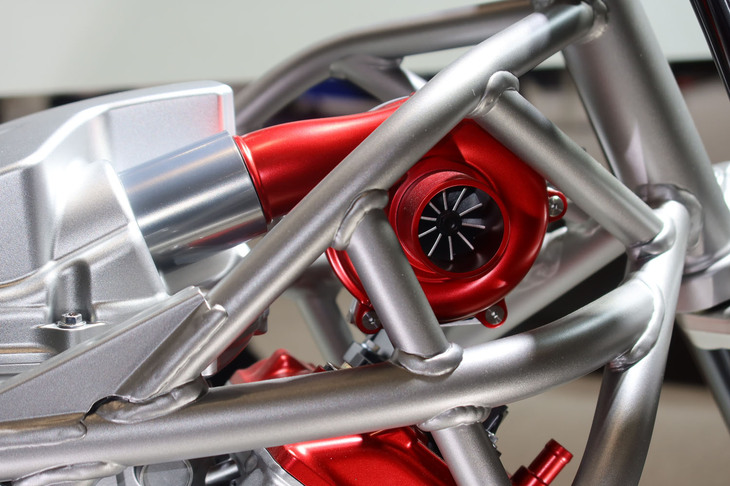 「電動過給機付きV型3気筒エンジン」の展示。