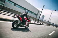 “RR”シリーズに共通する「トータルコントロール〜操る楽しみの最大化」というテーマをバックボーンに、「直感、体感、新世代“RR”」というコンセプトのもとに開発された「CBR250RR」。価格は、仕様に応じて75万6000円~82万8360円となっている。