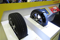 「ル・マンV」に投入された技術の解説コーナー。ブースでは、スポーツタイヤ「DIREZZA」シリーズの技術についても展示されていた。
