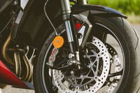 ブレーキはブレンボ製で、「RS」ではフロントにφ310mmのツインディスクとブレンボ製Stylema 4ピストンラジアルモノブロックキャリパーを装備。最新のコーナリングABSや介入度合いを4段階で切り替えできるコーナリングトラクションコントロールなど、走りに関する装備は充実している。