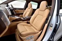 内装にはレザーがふんだんに用いられている。試乗車のフロントシートはオプションの「コンフォートメモリーパッケージ(14way)」仕様。