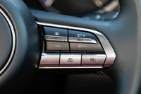 充実した運転支援システムや予防安全装備も「マツダ3」の特徴。全車速対応型ではないが、MT仕様にもアダプティブクルーズコントロールが装備される。