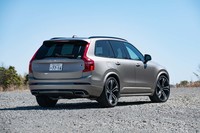 テスト車にはオプションの4輪エアサスペンションが装着されていた。走行モードに応じて車高が上下するほか、荷物を積むときにリアアクスルだけ50mm下げるという使い方もできる。