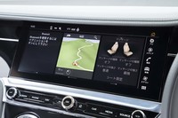 シートのマッサージ機能も、センターの液晶モニターを介して行う。