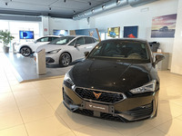 シエナのクプラ販売店、トゾーニ・アウトで。同ブランドの販売ブースは、併売している日産コーナーの2階、以前セアトが置かれていた場所だ。2022年8月。