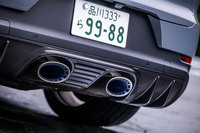 中央にテールパイプを2つ並べたスポーツエキゾーストシステムは、「カイエン ターボGT」の専用アイテム。軽量かつ耐熱性に優れたチタン製で、センターサイレンサーの廃止により重量を大幅に削減している。