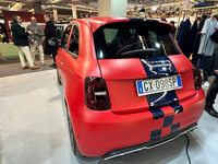 ブースには「アバルト500e」がディスプレイされていた。