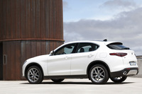 ブランド初のSUVとして、2016年のロサンゼルスモーターショーで世界初公開された「アルファ・ロメオ・ステルヴィオ」。日本では2018年6月に販売が開始された。