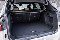 荷室容量は、後席を使用する5人乗車時で570リッター。後席背もたれをすべて前方に倒せば、最大1700リッターにまで容量を拡大できる。