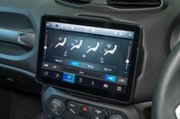 新採用の10.1インチのタッチスクリーン。ナビやオーディオなどの機能に加え、シートヒーターやステアリングヒーターといった一部快適装備の操作も、ここに統合されている。