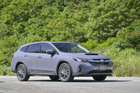 スバルは2023年9月7日、「スバル・レヴォーグ」のマイナーチェンジモデル(社内呼称:アプライドD型)と、SUVのテイストを付与したクロスオーバーモデル「レヴォーグ レイバック」(写真)を発表した。レイバックは「日本市場向けに開発した都会派のモデル」とうたわれる新機種だ。