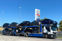 「イプシロン」9台を陸送中。2022年9月、シエナ郊外で。