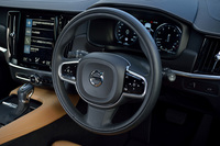 ステアリングスポークには、車線維持支援機能「パイロットアシスト」などの操作スイッチが備わる。ステアリングヒーターも標準装備されている。