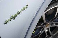 フロントフェンダーに見られる蛍光色の「e-hybrid」ロゴ。新世代の電動化モデルであることを主張する。