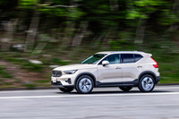 ワインディングロードを行く「XC40ウルトラB4 AWD」。走行中のピッチングやロールは背の高いSUVとしては小さく、ボディーの動きは終始落ち着いている。身のこなしは軽快で、ワインディングロードでは運転を楽しむことができた。