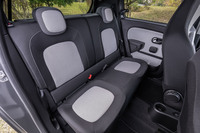 後席は2人掛けで、乗車定員は4人。リアドアの小さな室内側ノブに「トゥインゴ」のシルエットが描かれるなど、随所に遊び心が感じられる。