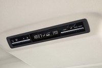 前席と2列目以降とで別々に温度調整ができる。後席用エアコンの操作パネルは天井にレイアウトされている。