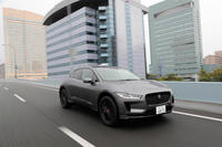 ジャガー初の量産電気自動車「Iペース」。駆動システムは、2基のモーターで前軸と後軸を駆動する電動4WDとなっている。