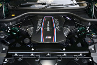 マイルドハイブリッド機構が採用される「X6 Mコンペティション」のパワーユニット。4.4リッターV8ツインターボエンジンは、エンジン単体で最高出力625PS、最大トルク750N・mを発生し、これに最高出力12PS、最大トルク200N・mのモーターが組み合わされる。