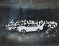 太田さんが持参された写真。1967年に発売された3代目「ブルーバード」(510)のプロトタイプを囲んでいるのは、当時の造形課のスタッフとのことである。