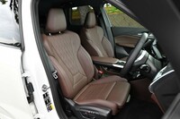 ヴァーネスカレザーのスポーツシートはオプションの「ハイラインパッケージ」に含まれている。カラーは試乗車のモカのほか、オイスターとブラックが選べる。