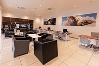 「ジャガー・ランドローバー・アプルーブド足立」のゆったりとした商談スペース。室内デザインはグローバル展開している最新CIにのっとっている。