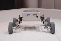 まだ試作段階にある月面ローバは、制御系のボックスとホイール&モーターのみというシンプルなたたずまい。いずれは探索用の機器など、機能的な装備が搭載されることになる。