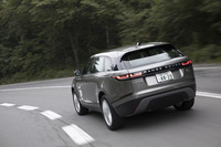 ワインディングロードを行く「レンジローバー ヴェラール」。同車には、旋回性能を高めるトルクベクタリングバイブレーキやダイナミックスタビリティーコントロールなどが標準装備されている。