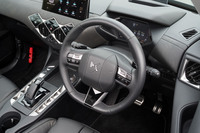 ステアリングホイールには乾いた質感のスムースレザーが巻かれる。ChatGPTは右スポークのマイクボタンでも起動する。