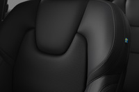 ベンチレーションやリラクゼーション機能を備えた「チャコール」のファインナッパレザーシート。