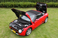 FRP製のボンネットとエンジンフードを開けた状態の「S660ネオクラシック」。